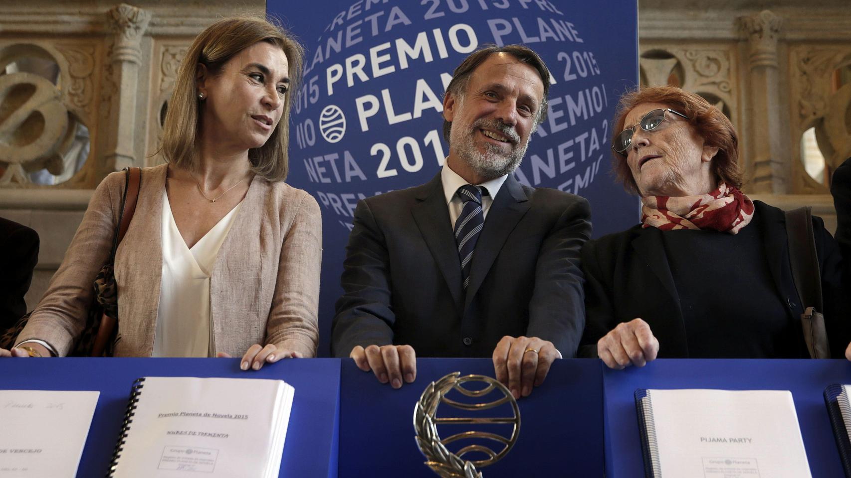 El presidente del grupo Planeta, José Creuheras, junto a Carmen Posadas y Rosa Regàs, miembros del jurado.