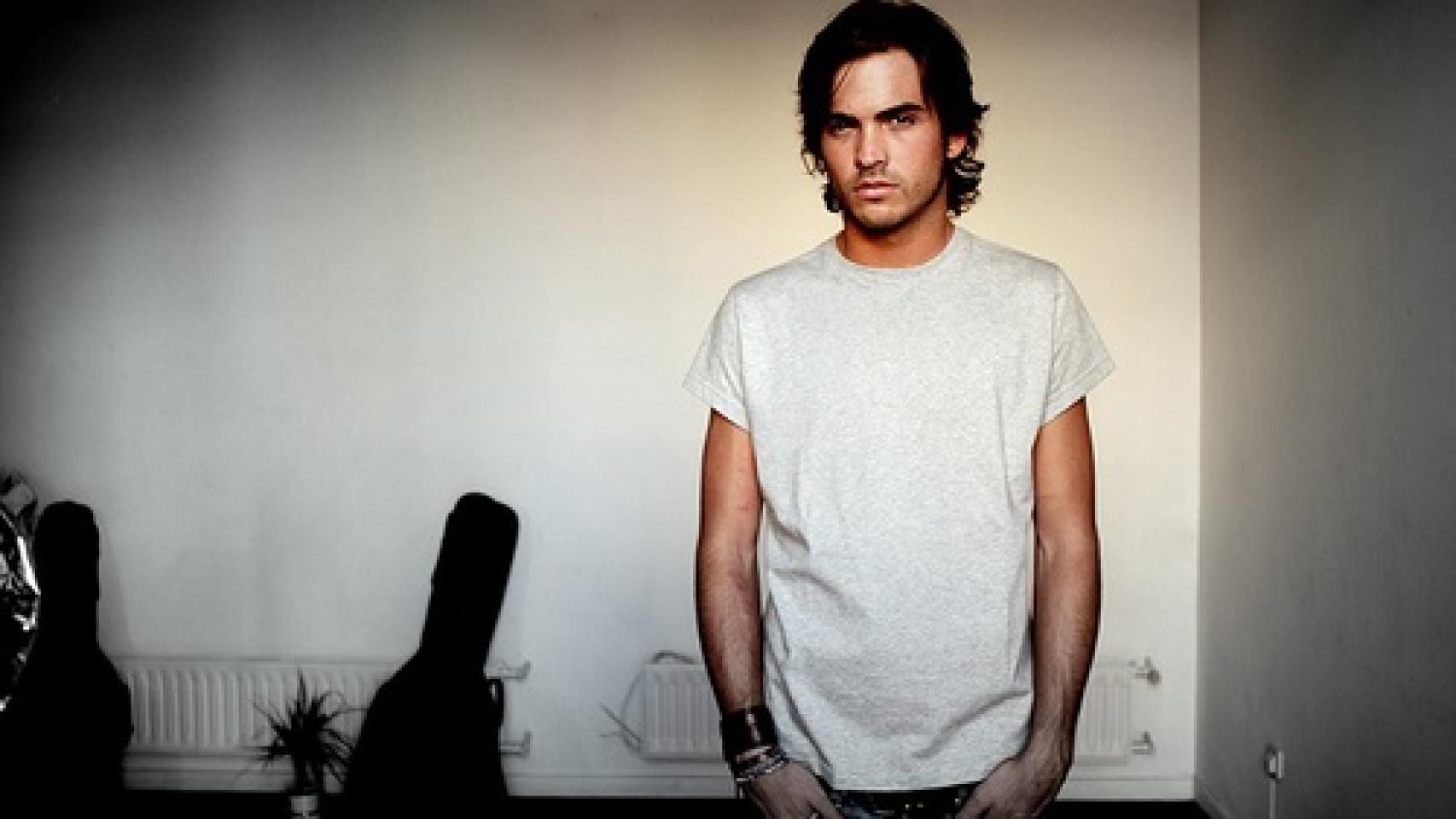 Nestor Feijoo, también sobrino de Emilio Aragón, en la portada de su último disco