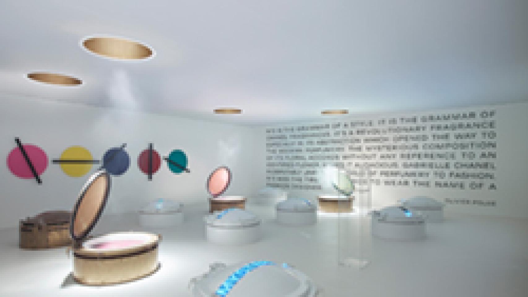 Interior de la exposición de CHANEL en la Saatchi Gallery