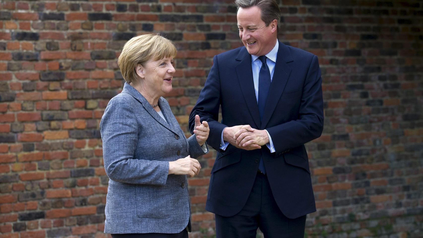 Merkel se reúne con Cameron en su residencia en Reino Unido.