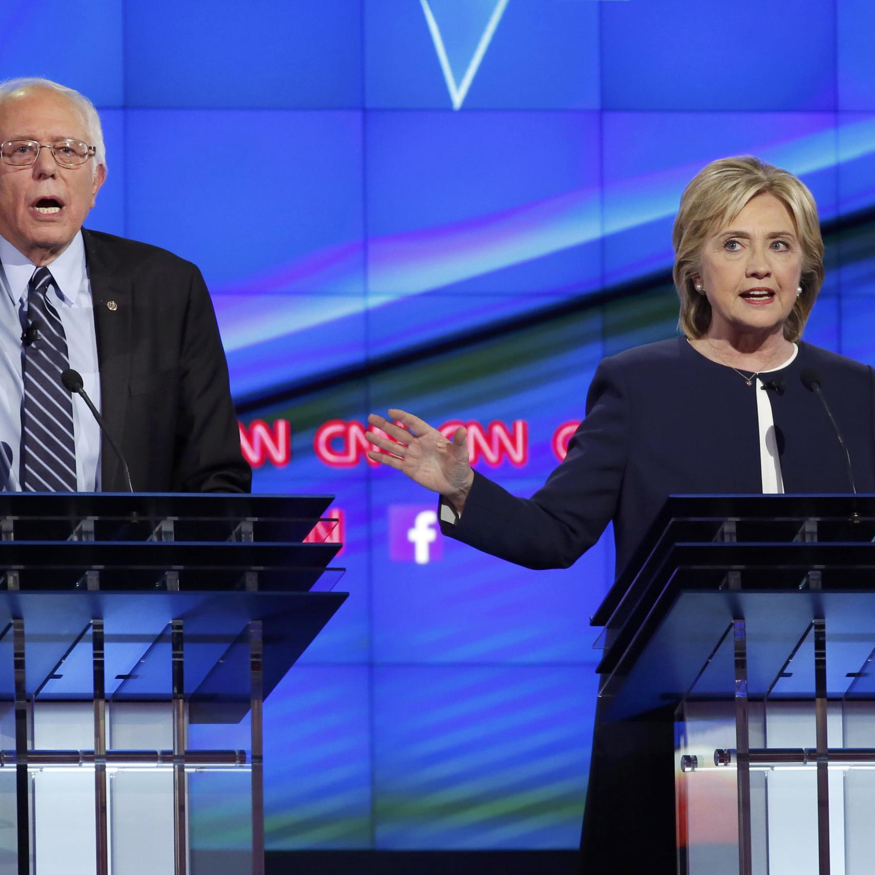Bernie Sanders junto a Hillary Clinton