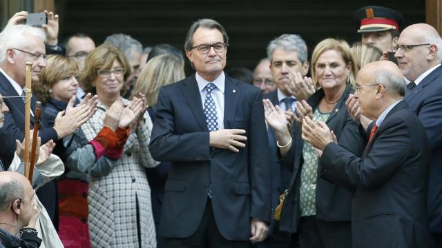 Hasta 2.000 personas han arropado a Artur Mas en su cita con la justicia / Andreu Dalmau / Efe