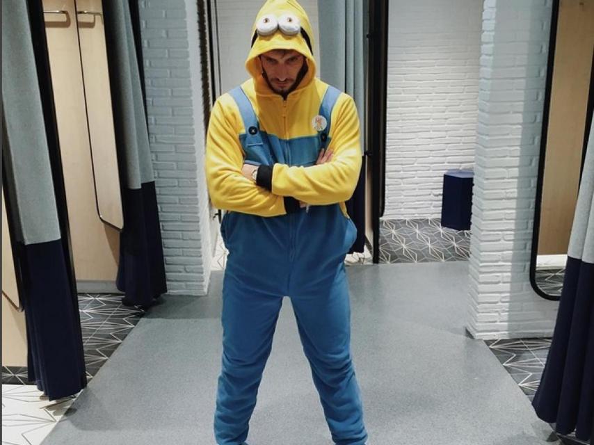 Quim Gutiérrez probándose un pijama de Los Minions