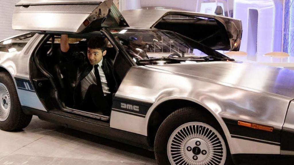 Discovery Max 'regresa al futuro' a bordo del Delorean