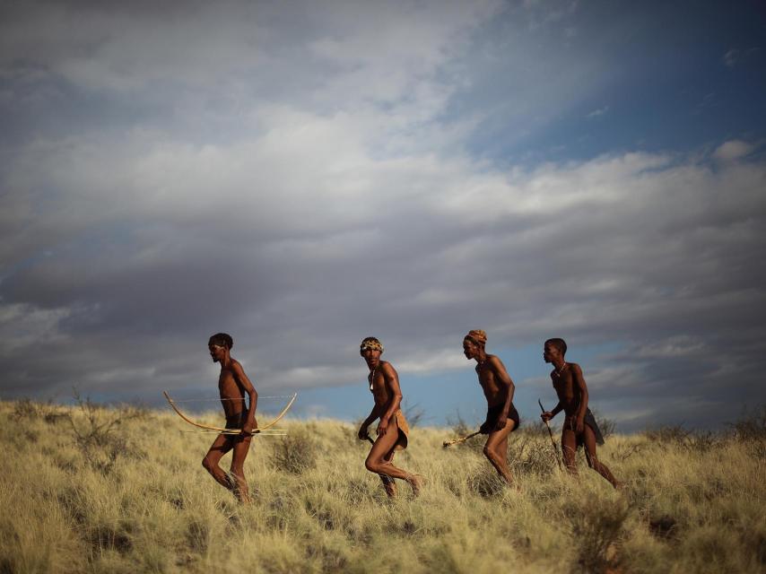 Un grupo de San, en el desierto Kalajari