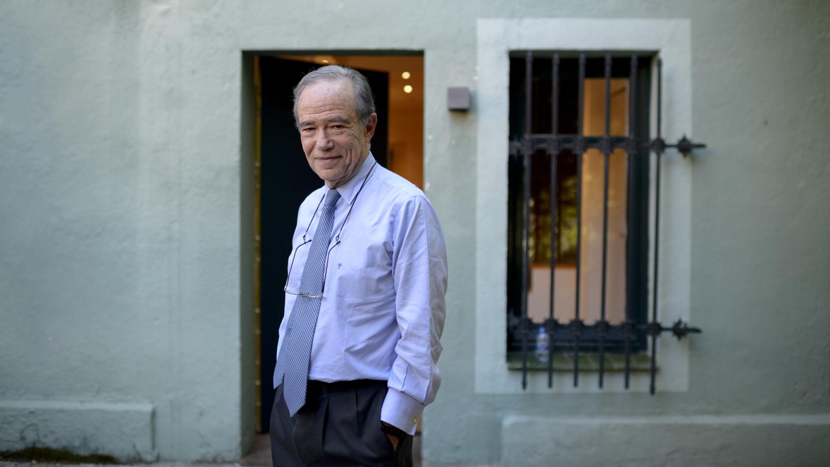 Marañón, delante de la tranquila casita donde trabaja junto a su equipo.