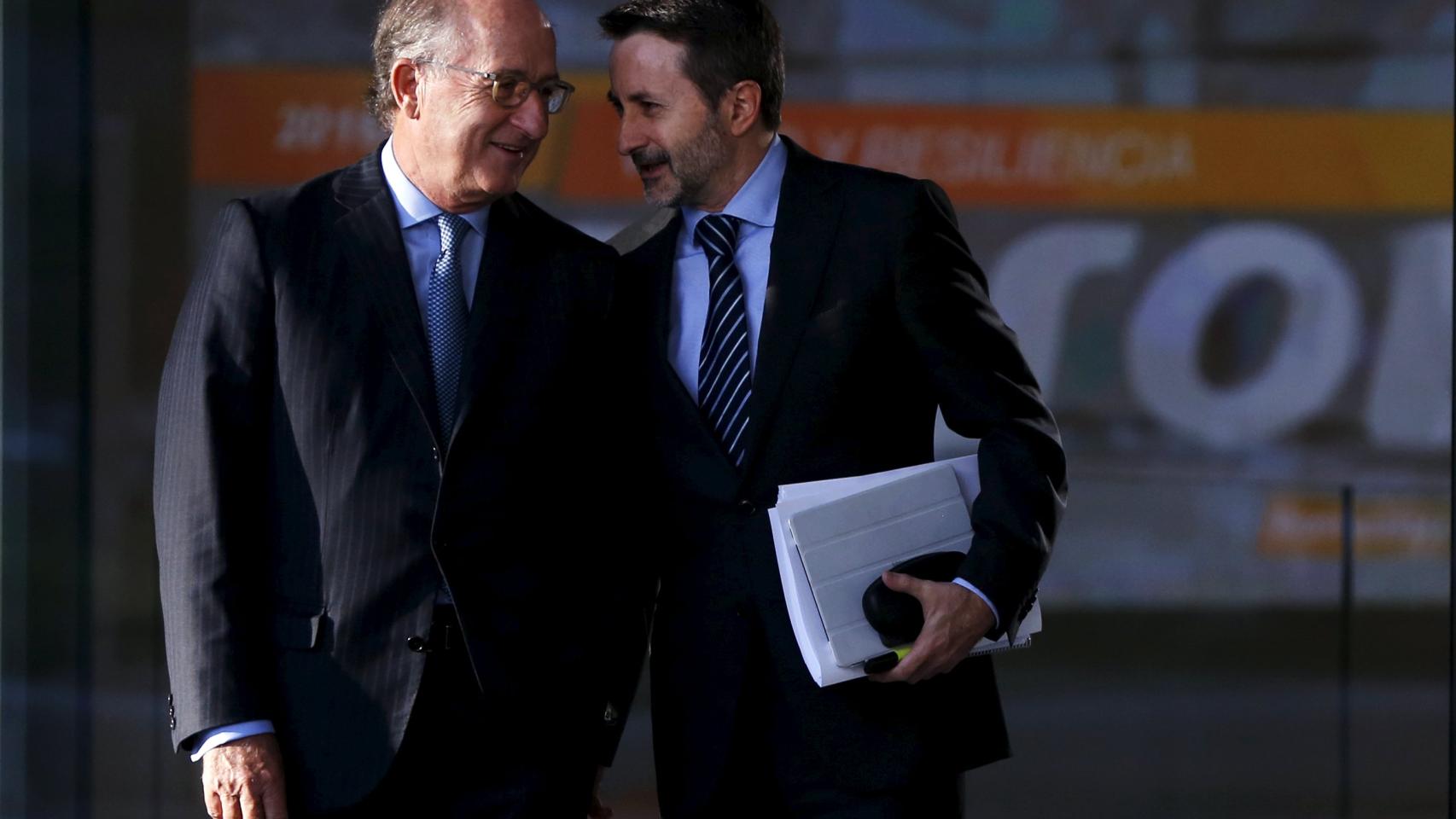 El consejero delegado de Repsol, Josu Jon Imaz (dcha.), junto a su presidente, Antonio Brufau.