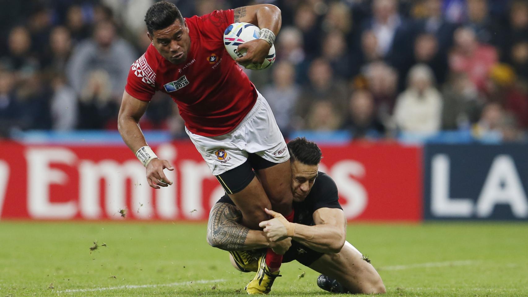 Williams, en acción en defensa ante Tonga.