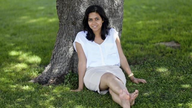 Salma Dahab posa con soltura junto a la sede de la AECID.