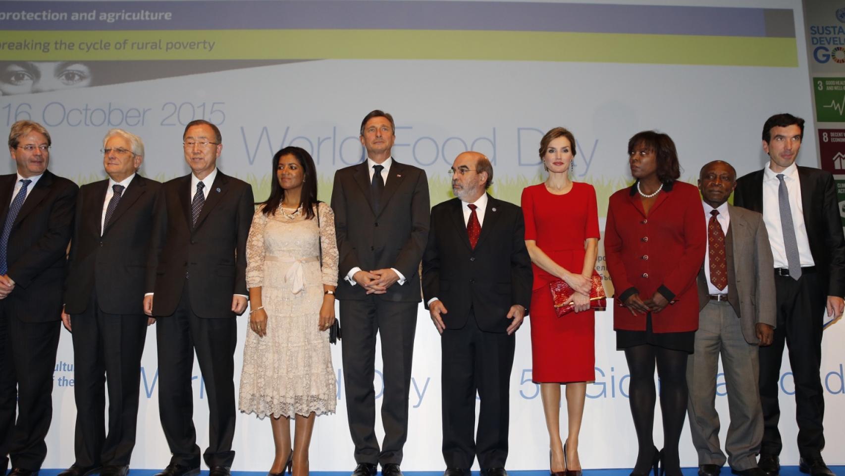 La Reina Letizia junto a las autoridades asistentes a la ceremonia