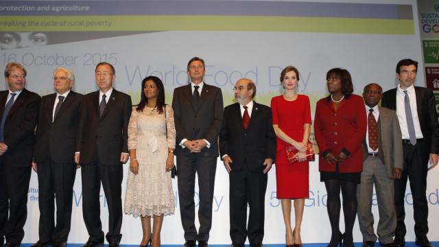 La Reina Letizia junto a las autoridades asistentes a la ceremonia