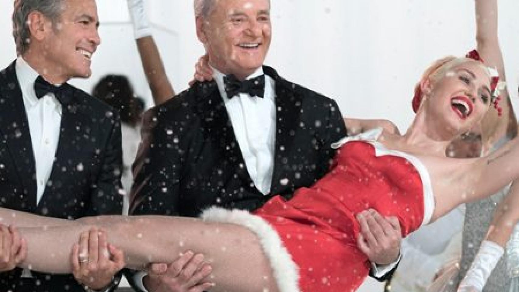 Bill Murray y George Clooney sostienen a Miley Cyrus en el programa para Netflix