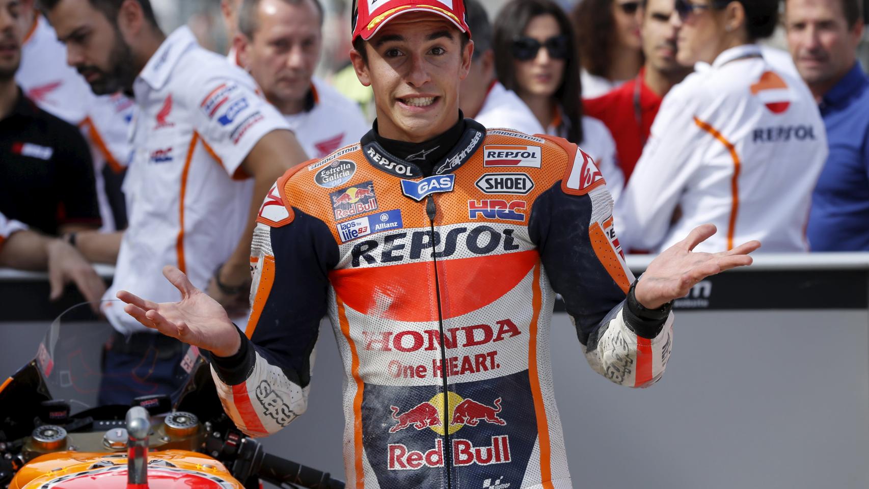 Márquez mira a las cámaras en Motorland.