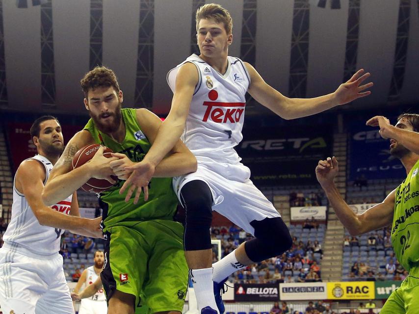 Doncic intenta quitarle el balón a Olaizola durante el partido.
