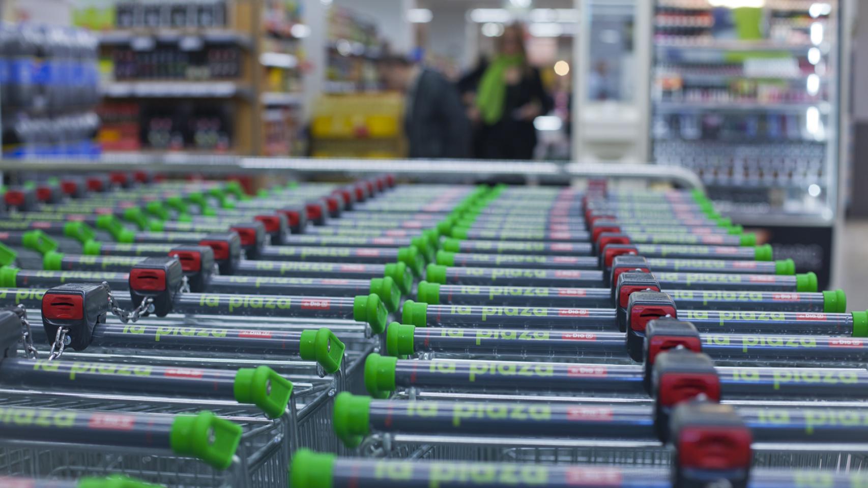 Carros de la compra en un supermercado DIA, en una imagen de archivo.