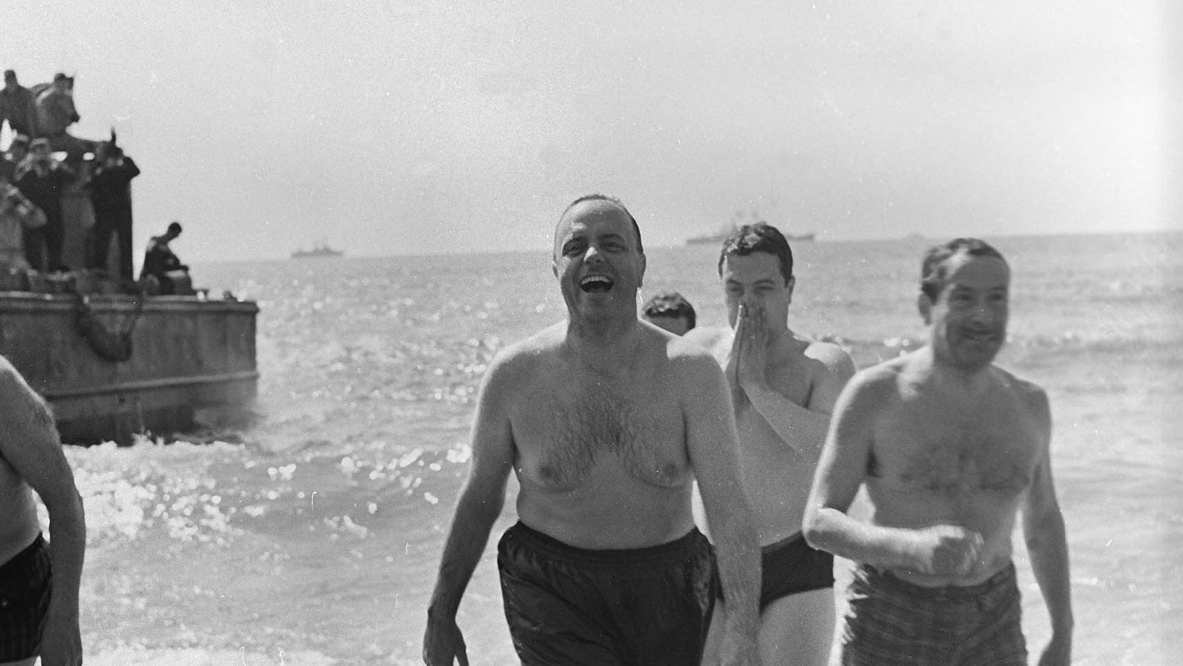 Fraga se bañó en Palomares para tratar de demostrar la pureza del ambiente.