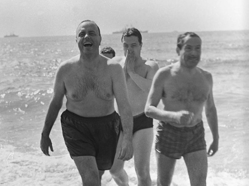 Fraga se bañó en Palomares para tratar de demostrar la pureza del ambiente.