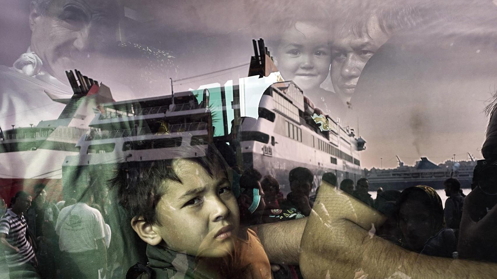 Llegada al puerto del Pireo en ferry tras la travesía en patera a la isla de Lesbos.