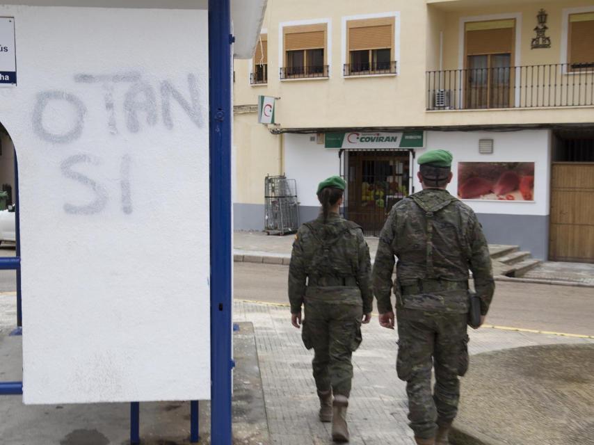 Dos soldados caminan por las calles de Chinchilla de Montearagón.