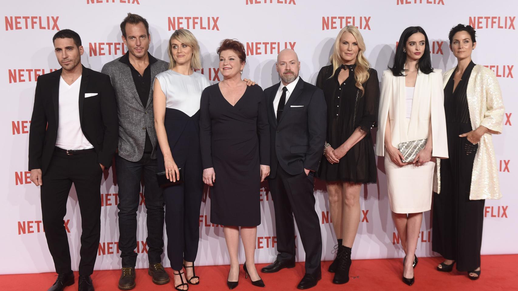 Foto de grupo de las estrellas internacionales del canal