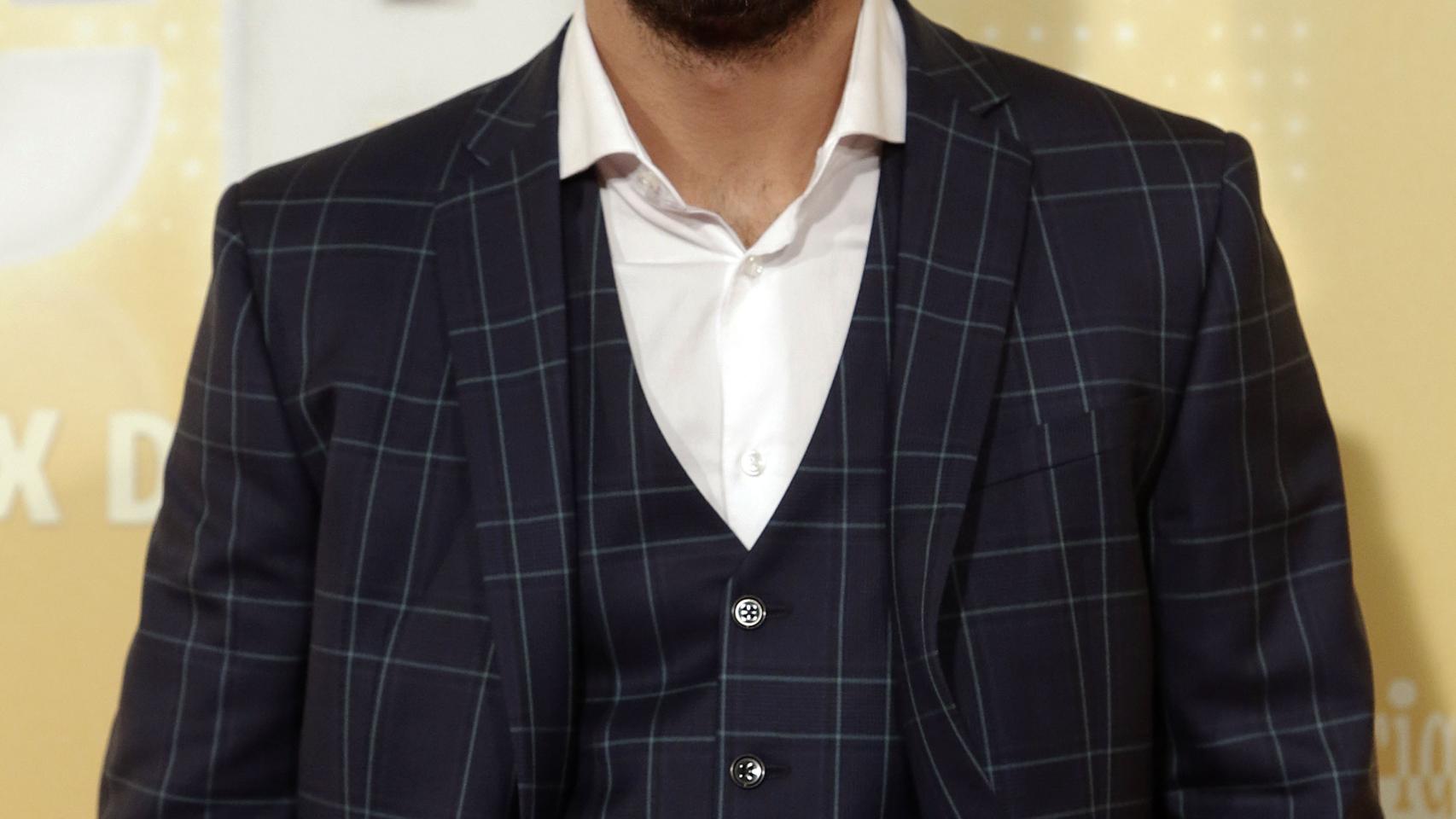 Mario Casas con traje tres piezas de cuadros