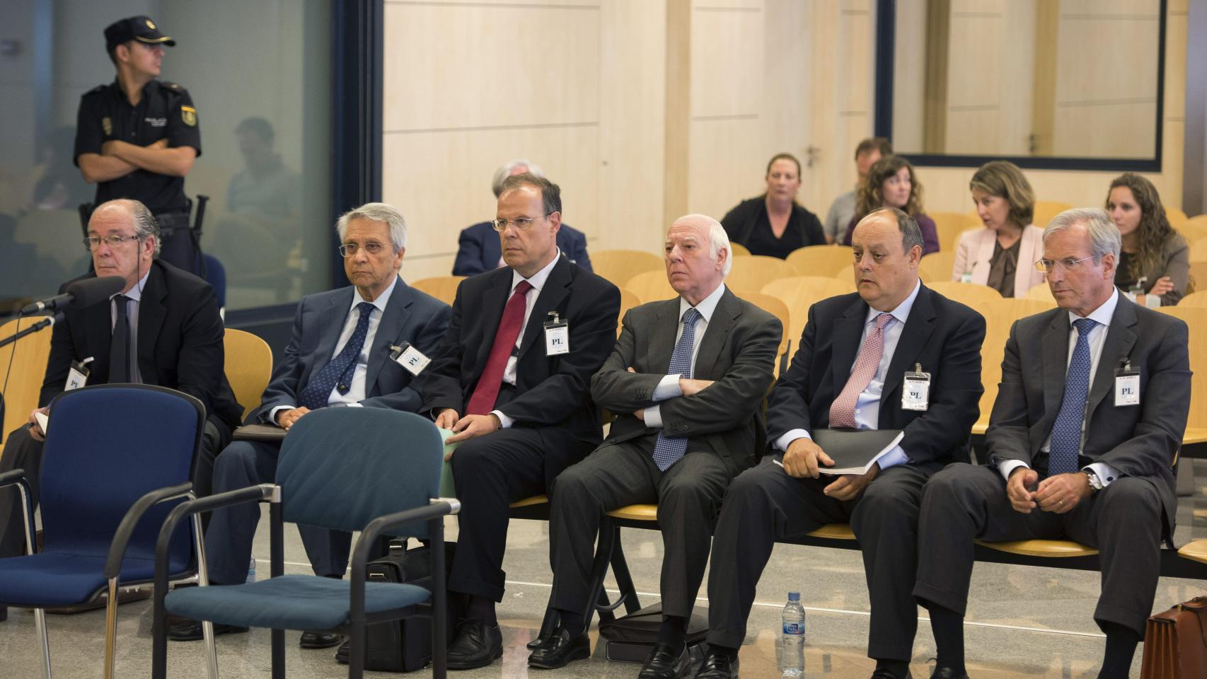 Gregorio Gorriarán (i), Julio Fernández Gayoso (2i), José Luis Pego (3i), Óscar Rodríguez Estrada (3d), Javier García de Paredes (2d) y el abogado Ricardo Pradas durante el juicio en la AN