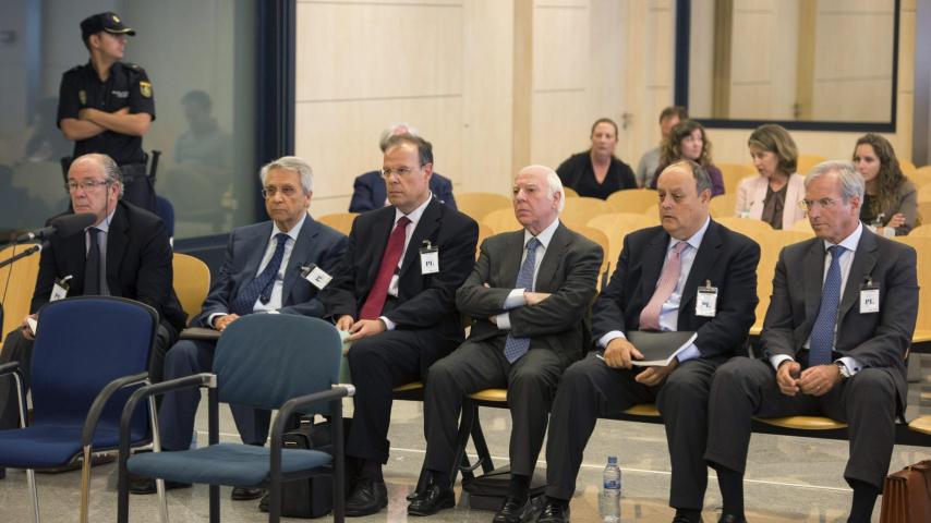 Gregorio Gorriarán (i), Julio Fernández Gayoso (2i), José Luis Pego (3i), Óscar Rodríguez Estrada (3d), Javier García de Paredes (2d) y el abogado Ricardo Pradas durante el juicio en la AN
