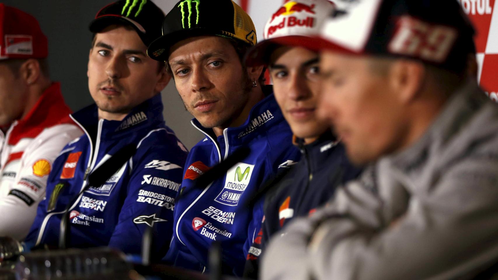 Rossi, entre Lorenzo y Márquez en la rueda de prensa de Australia.