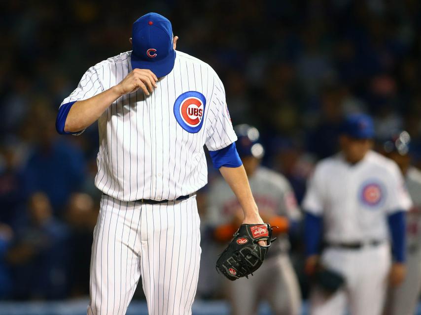 El 'pitcher' de los Cubs, Trevor Cahill, se lamenta frente a los Mets.