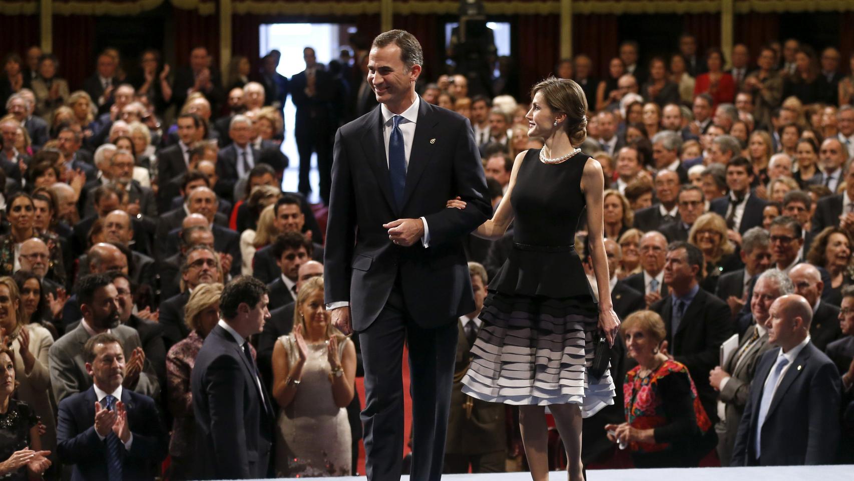 Los reyes a su llegada al Teatro Campoamor de Oviedo para la entrega de los Premios Princesa de Asturias
