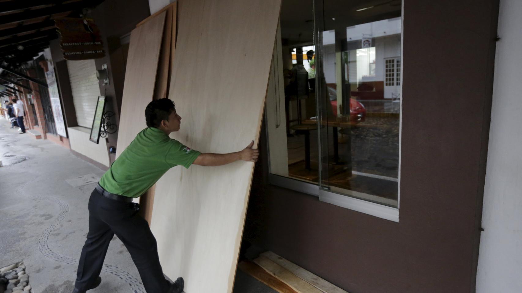 Los comercios y las casas están instalando protección ante la llegada de Patricia a Puerto Vallarta. /