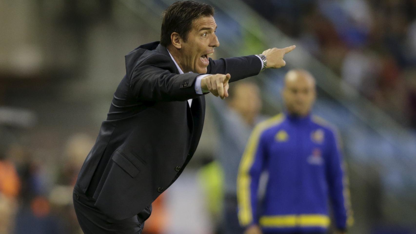 El técnico argentino da instrucciones en un duelo de Liga.