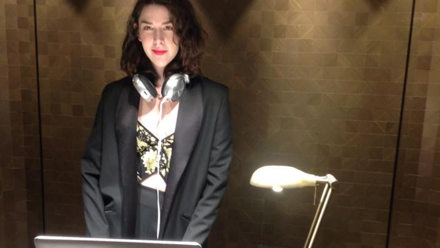 Brianda ejerciendo como DJ en la apertura de Suárez