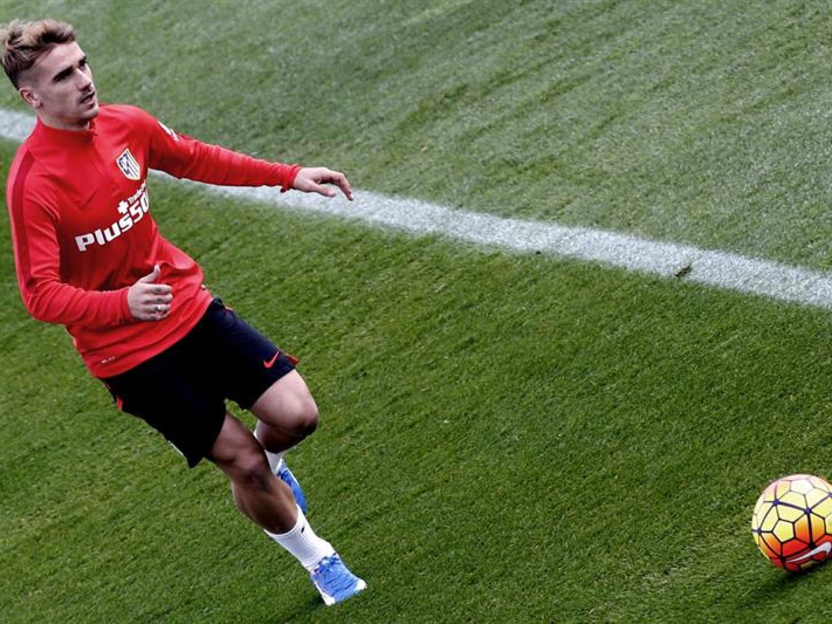 Griezmann en el entrenamiento previo al Valencia / EFE