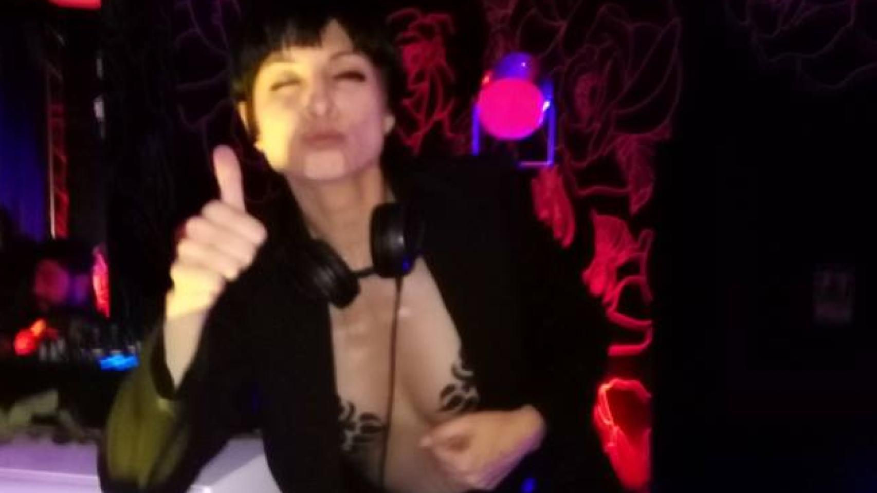 Nawja Nimri en la mesas de mezclas mostrando escote tatuado para EL ESPAÑOL