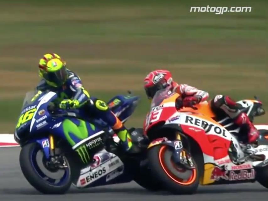 Acción entre Rossi y Márquez en Sepang.