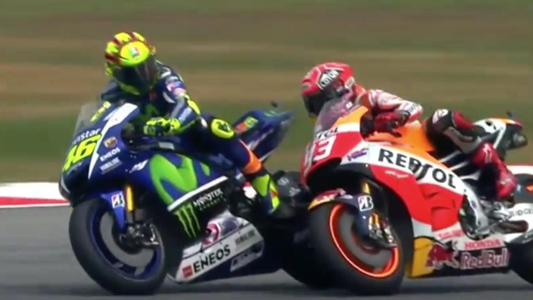 Acción entre Rossi y Márquez en Sepang.