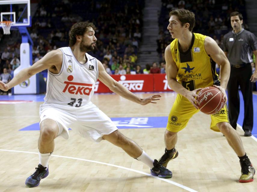 Sergio Llull y Nico Richotti frente a frente durante el Real Madrid-Tenerife de la ACB.