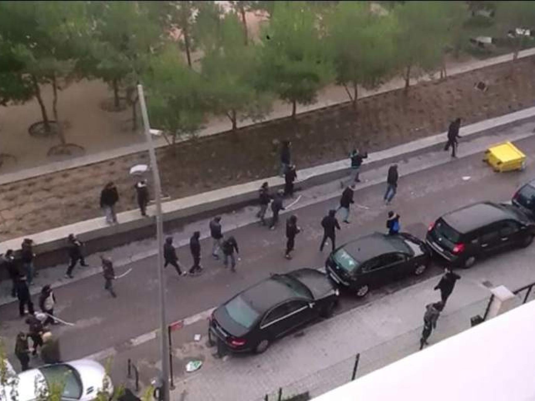 Uno de los momentos de la pelea entre radicales de ambos equipos.