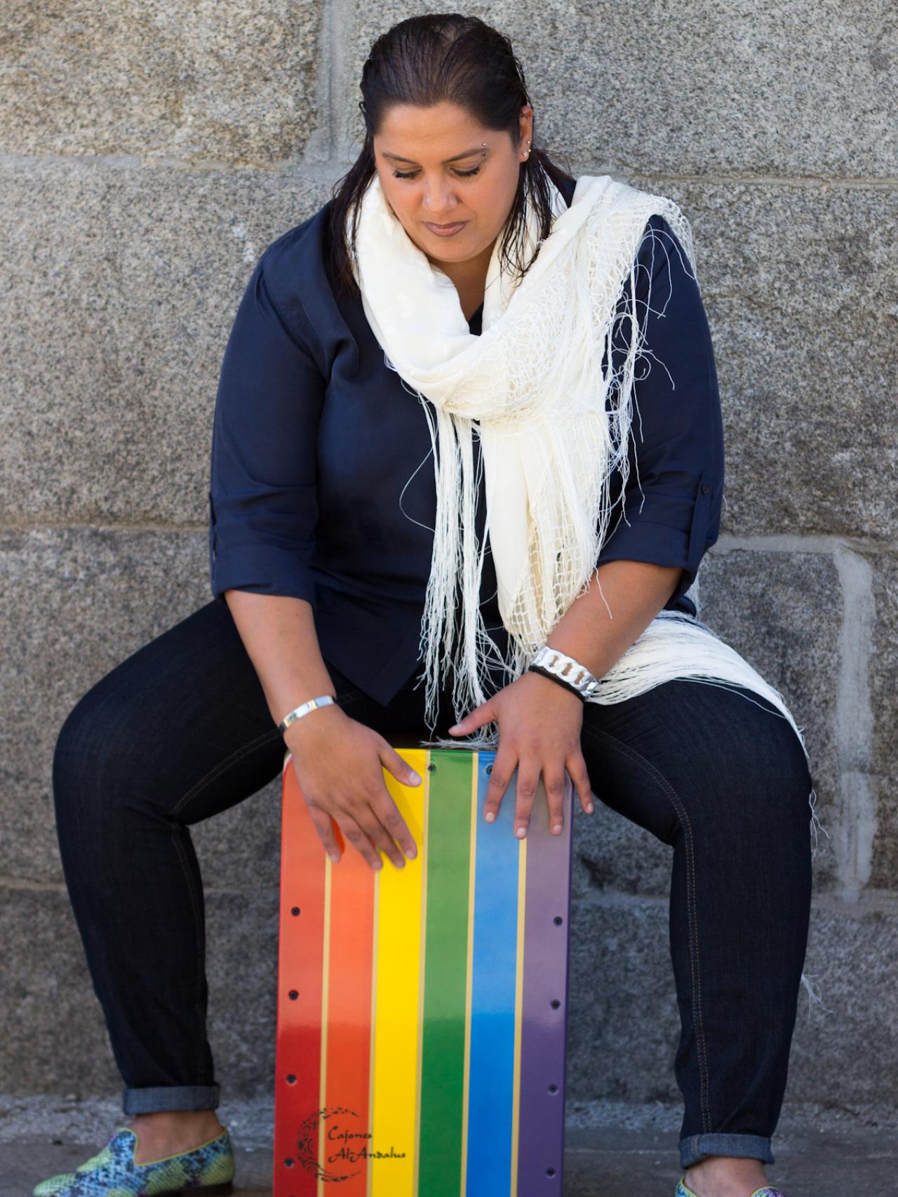 Noelia Heredia, tocando el cajón