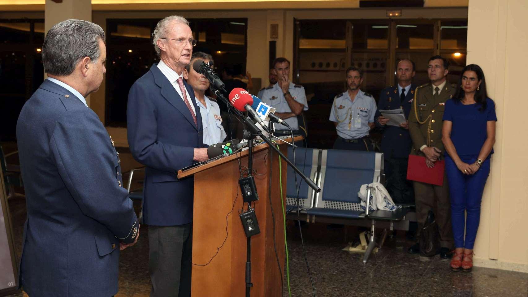 El ministro Pedro Morenés durante la rueda de prensa que ha ofrecido en la Base Aérea de Gando (Gran Canaria).
