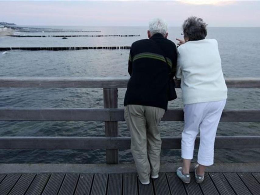 Dos personas mayores, en un viaje del Imserso.