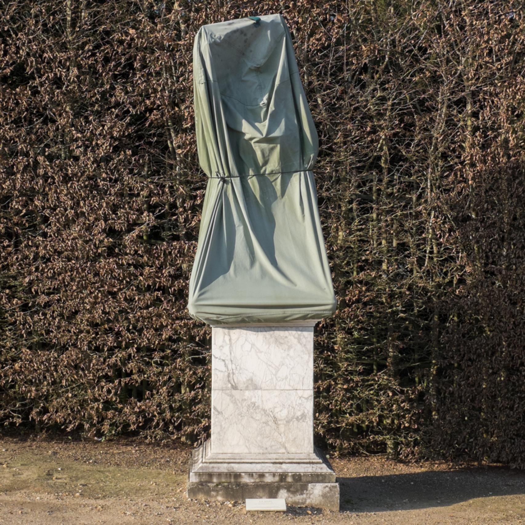 Otra de las estatuas cubiertas.