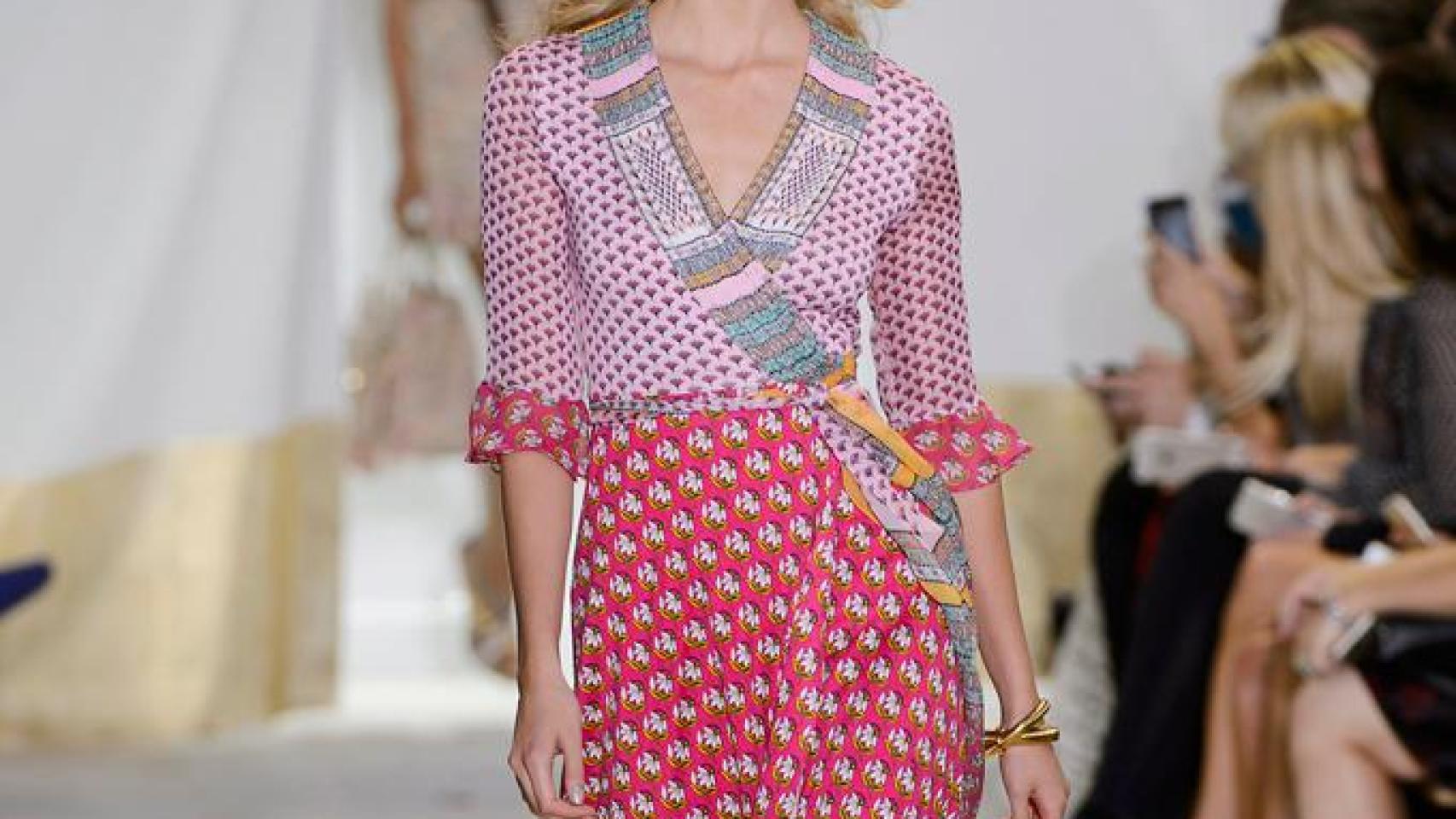 Karlie Kloss abriendo el desfile de Diane Von Fürstenberg