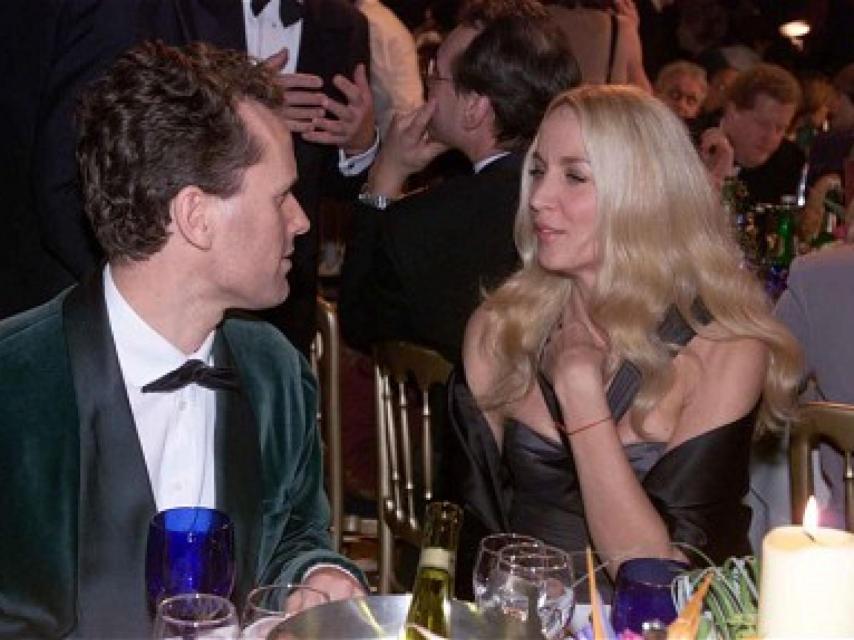 Jerry con el novelista Edward St. Aubyn en una fiesta