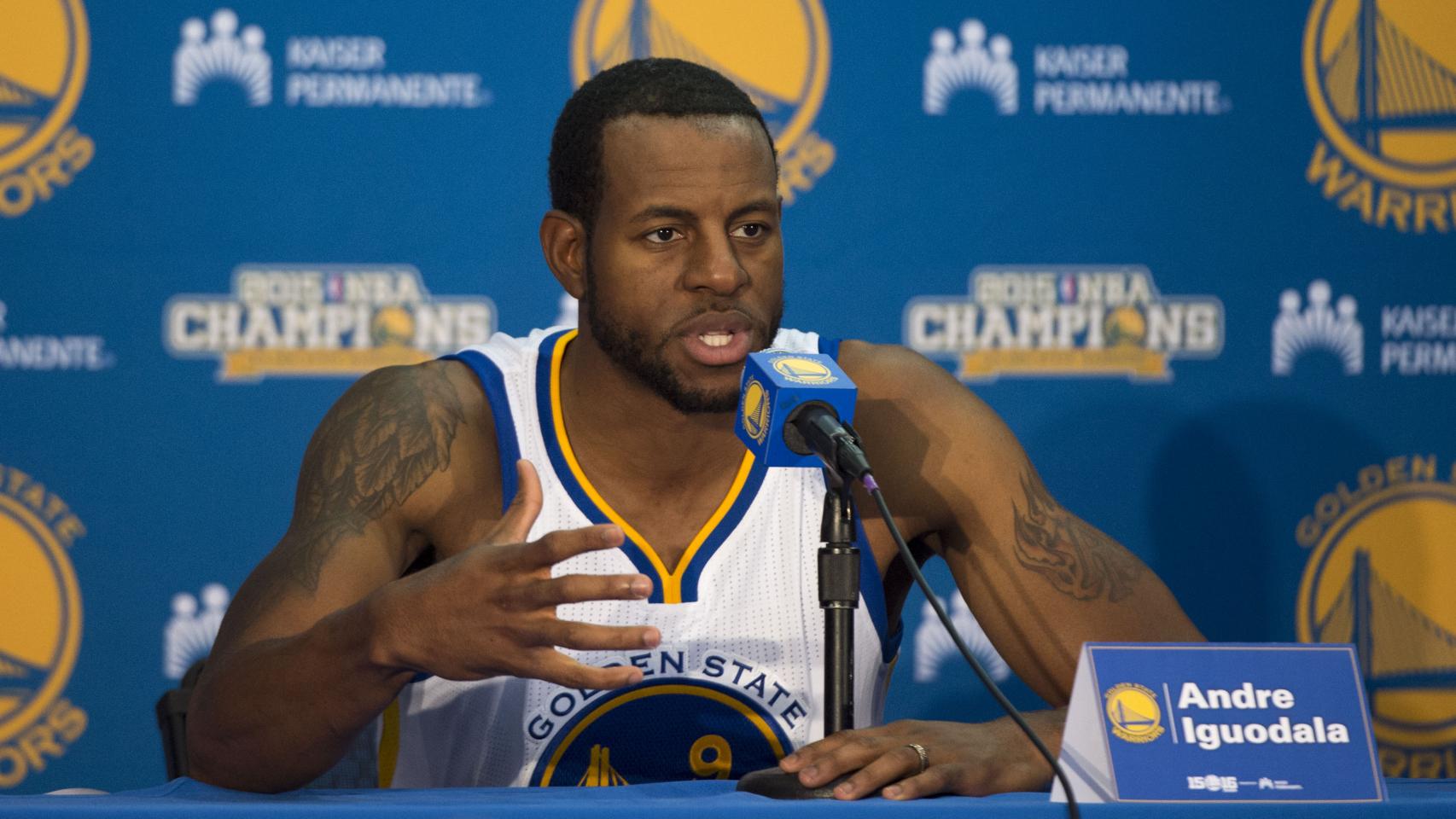 Andre Iguodala, MVP de las Finales, atiende a los medios.