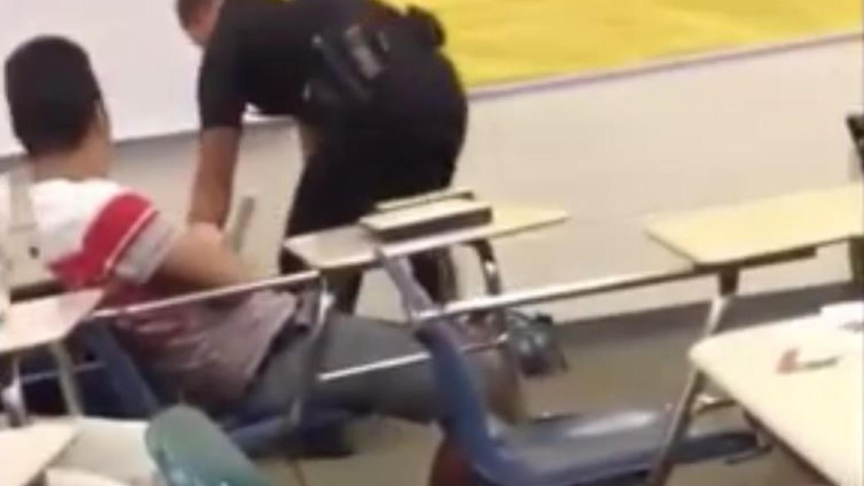 El momento en el que el agente Ben Fields arroja a la adolescente al suelo.