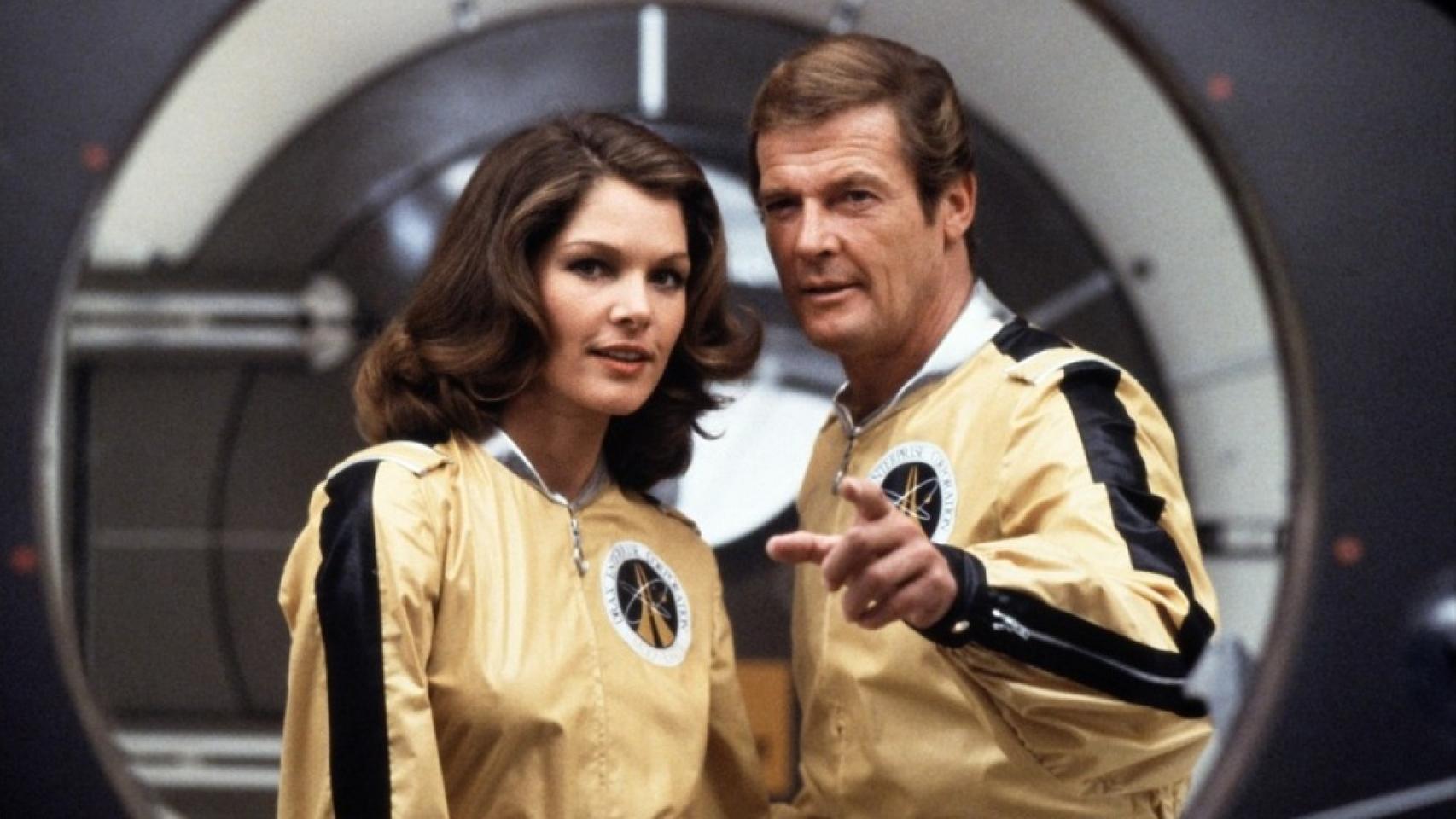 Lois Chiles y Roger Moore, en Moonraker. La actriz tenía 22 años