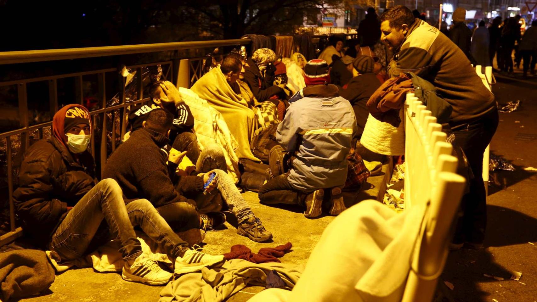 Refugiados esperan en la frontera entre Alemania y Austria