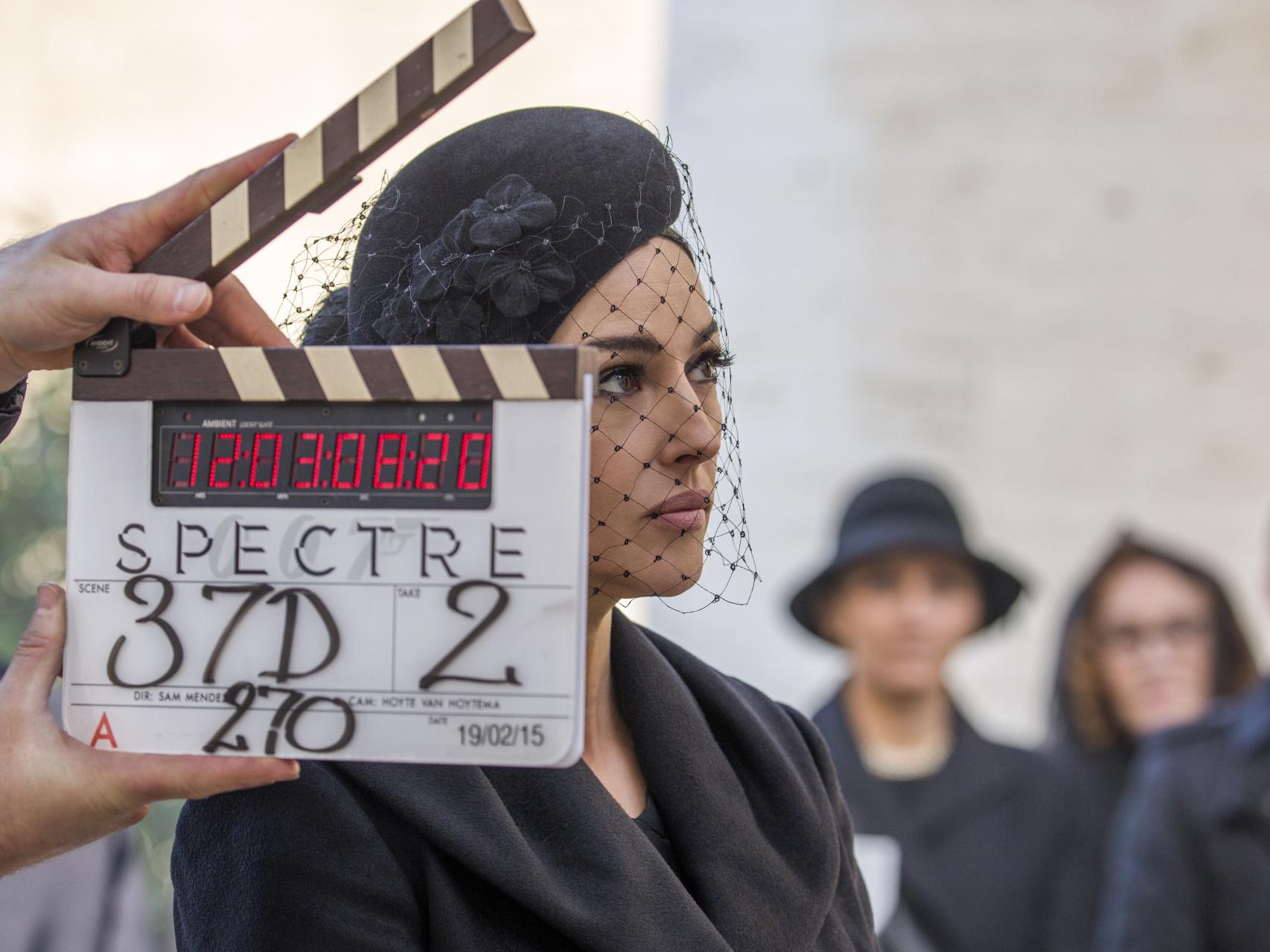 Bellucci, como una bella viuda durante el rodaje de Spectre